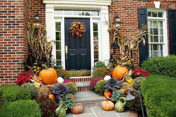 fall-landscape-decor-with-pumpkins-and-corn-stalks